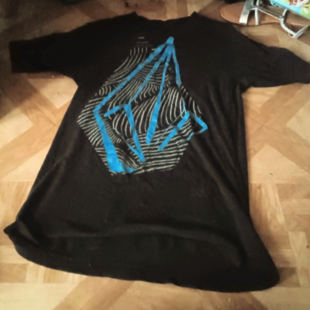 A black short sleeved t-shirt.